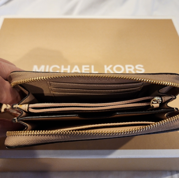 Gorgeous Michael Kors Purse and Wrislet Wallet. - Picture 3 of 4